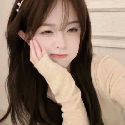 她行走于黑暗中